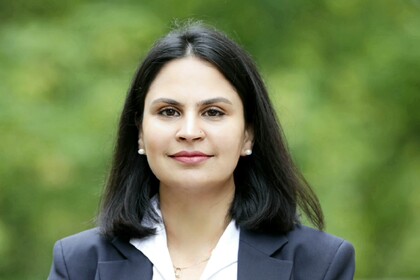 Portraitfoto von Dr. Sehrish Usman. Sie trägt eine weiße Bluse und einen dunkelblauen Blazer.