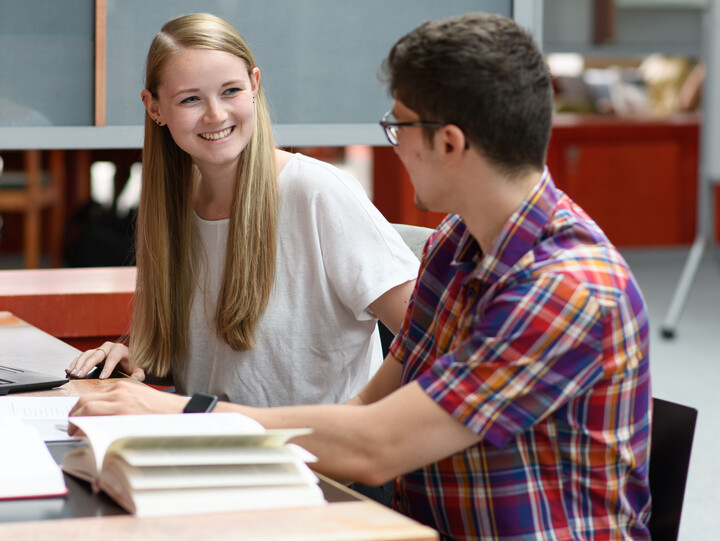 Studierende in der A3-Bibliothek