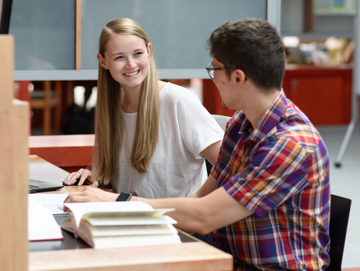 Studierende in der A3-Bibliothek
