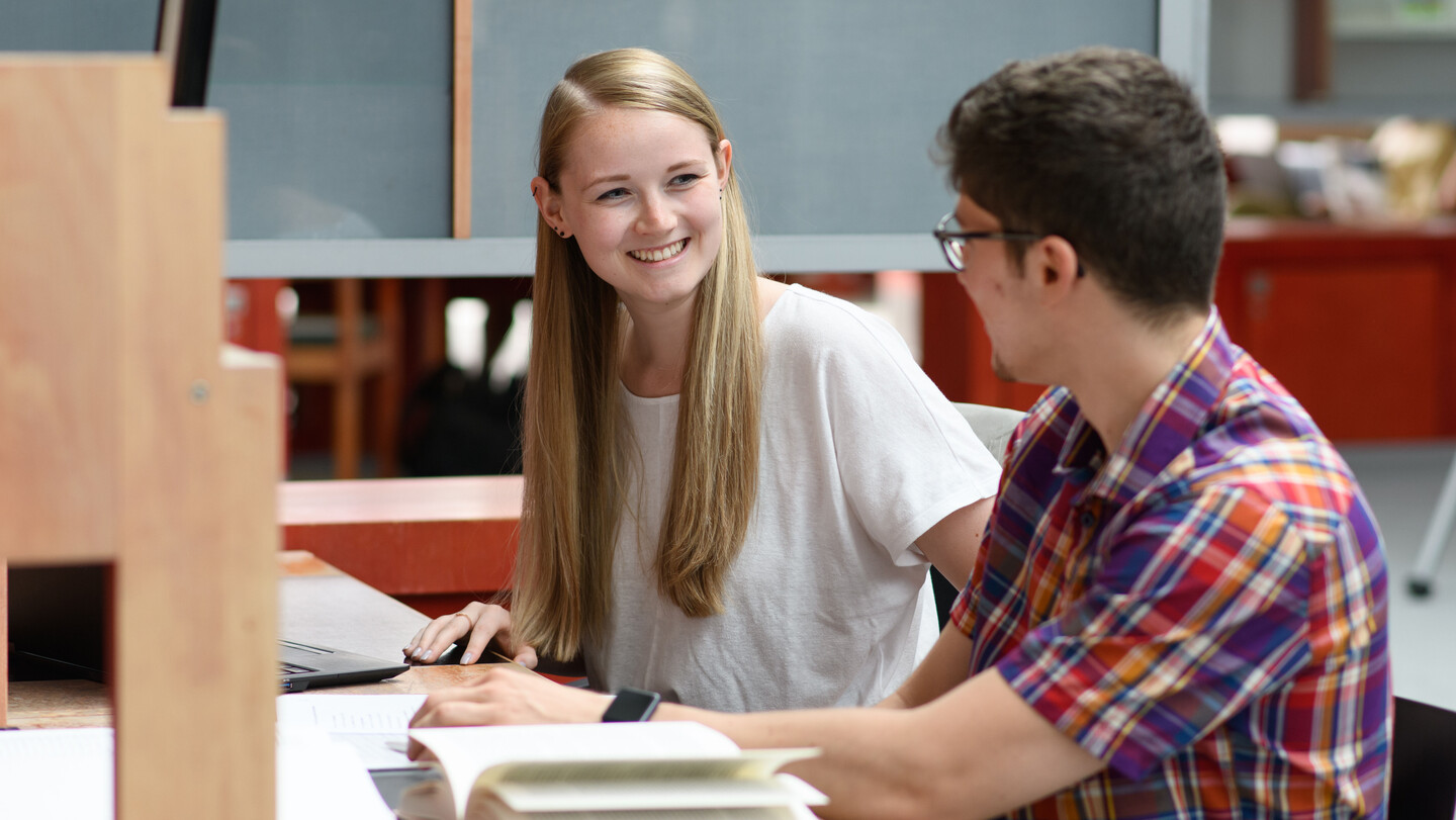 Lerngruppe in der A3-Bibliothek Studierende in der A3-Bibliothek