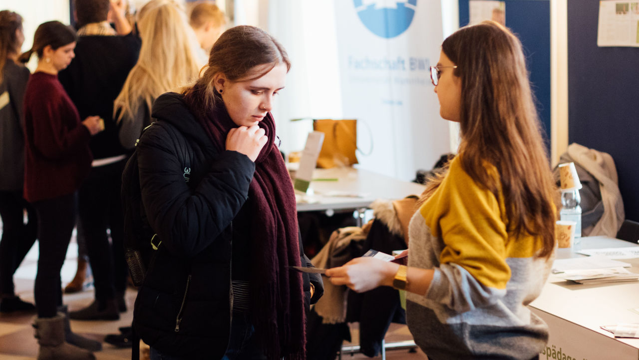 Studierende informieren sich auf dem Studieninfotag