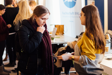 Studierende informieren sich auf dem Studieninfotag