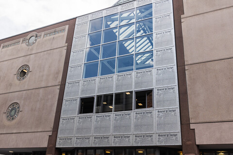 Gebäude mit Zeitungsdesign 