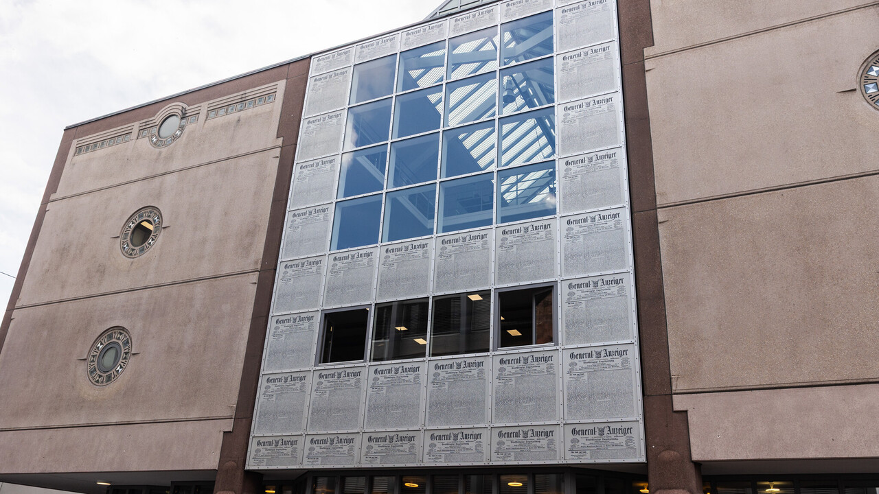Gebäude mit Zeitungsdesign