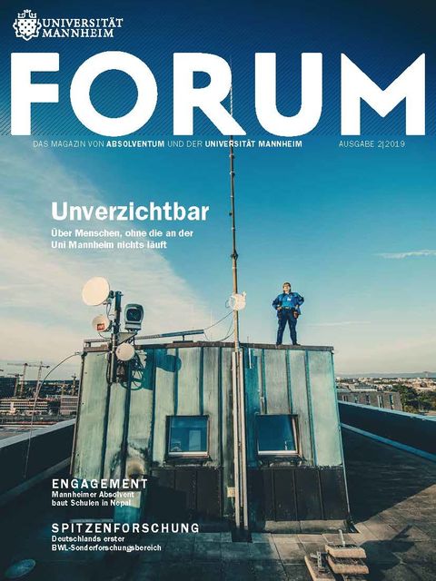 Cover des FORUM-Magazins mit dem Titel "Unverzichtbar. Über Menschen, ohne die an der Uni Mannheim nichts läuft". Eine Person steht auf dem Dach eines Hauses neben mehreren Satellitenschüsseln.