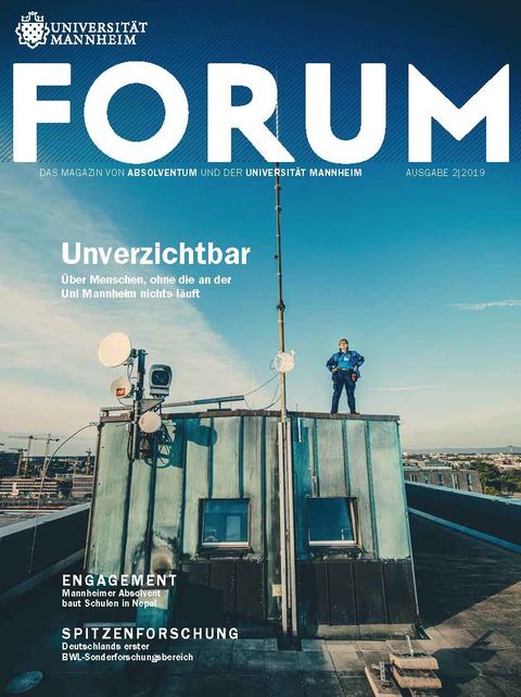 Cover des FORUM-Magazins mit dem Titel "Unverzichtbar. Über Menschen, ohne die an der Uni Mannheim nichts läuft". Eine Person steht auf dem Dach eines Hauses neben mehreren Satellitenschüsseln.