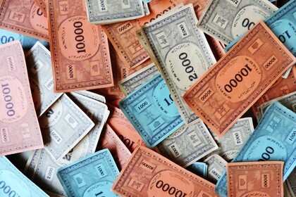 Viele Geldscheine aus puntem Papier und unterschiedlichen Werten im Tausenderbereich liegen quer durcheinander.