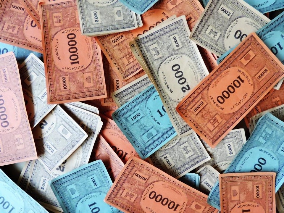 Viele Geldscheine aus puntem Papier und unterschiedlichen Werten im Tausenderbereich liegen quer durcheinander.