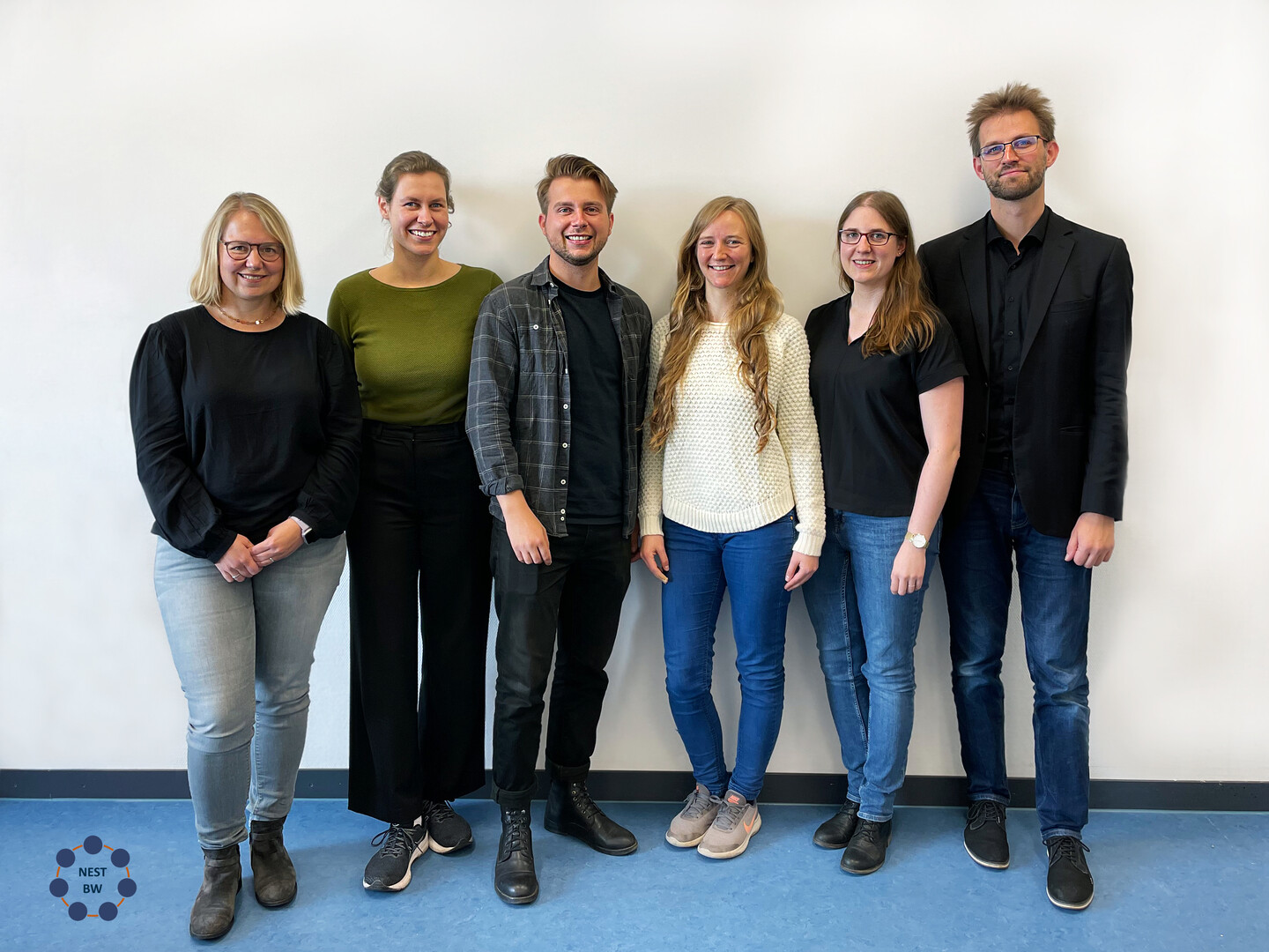 Die 6 Mitarbeiter*innen der Koordinationsstelle, von links nach rechts: Prof. Dr. Karina Karst, Julia Baumann, Till Woller, Belinda Merkle, Theresa Wenker und PD Dr. Stefan Janke.