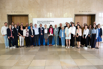 Gruppenbild der Gründungsveranstaltung – mit Vertreter*innen der teilnehmenden Hochschulen. Von der Universität Mannheim war Prorektorin Prof. Dr. Cornelia Ruhe (Mitte) dabei.