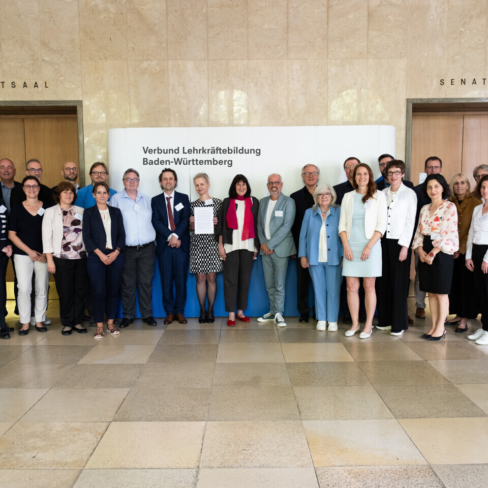 Gruppenbild der Gründungsveranstaltung – mit Vertreter*innen der teilnehmenden Hochschulen. Von der Universität Mannheim war Prorektorin Prof. Dr. Cornelia Ruhe (Mitte) dabei.