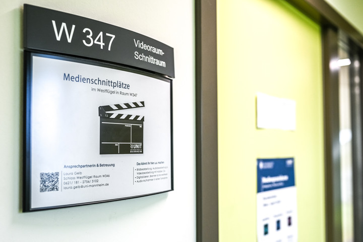 Türschild mit der Aufschrift "W347 Medienschnittraum".