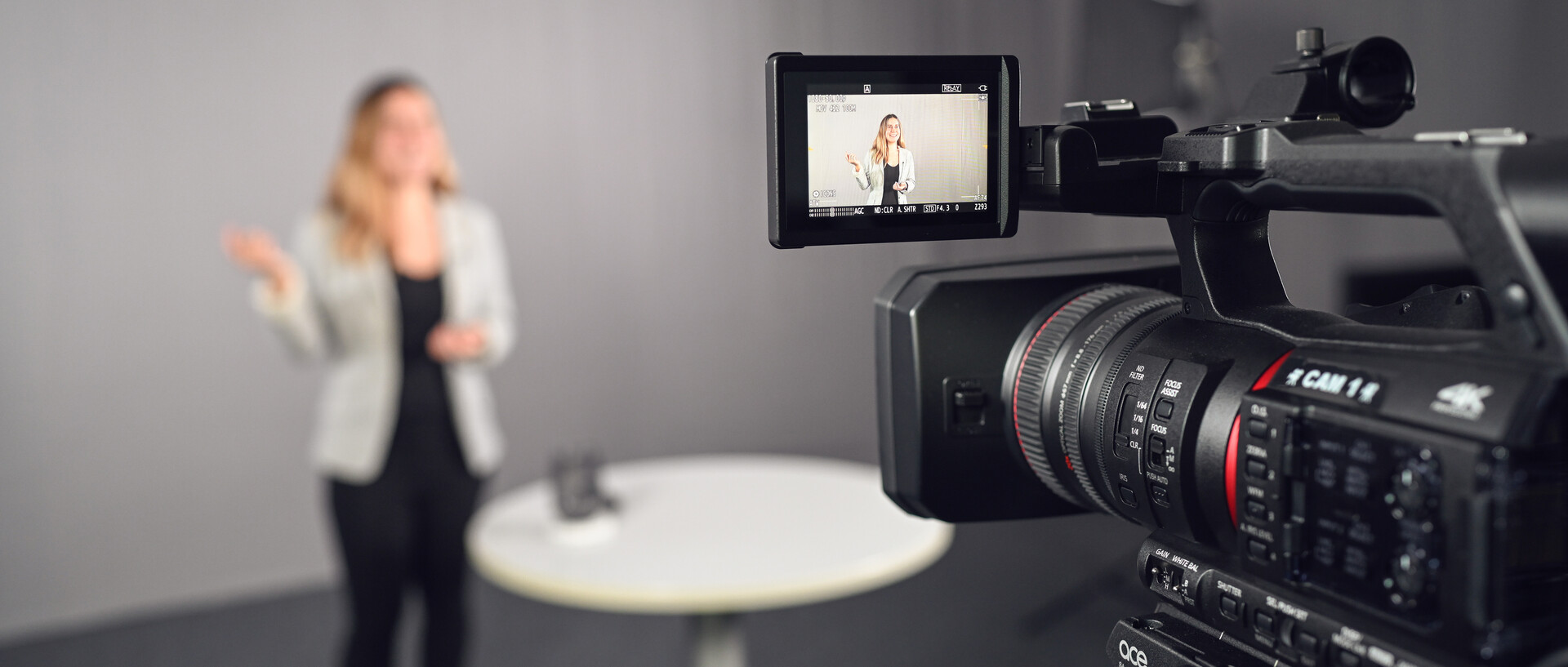 Eine Person steht im Videostudio der Universität Mannheim vor der Kamera.