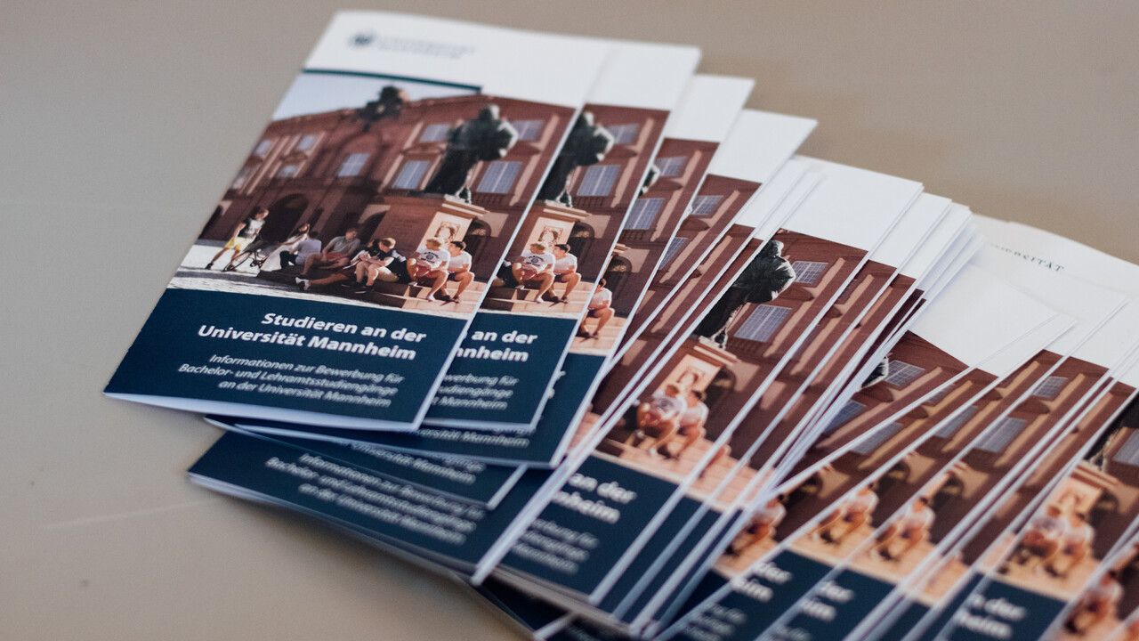 Stapel mit Broschüren mit der Aufschrift "Studieren an der Universität Mannheim"