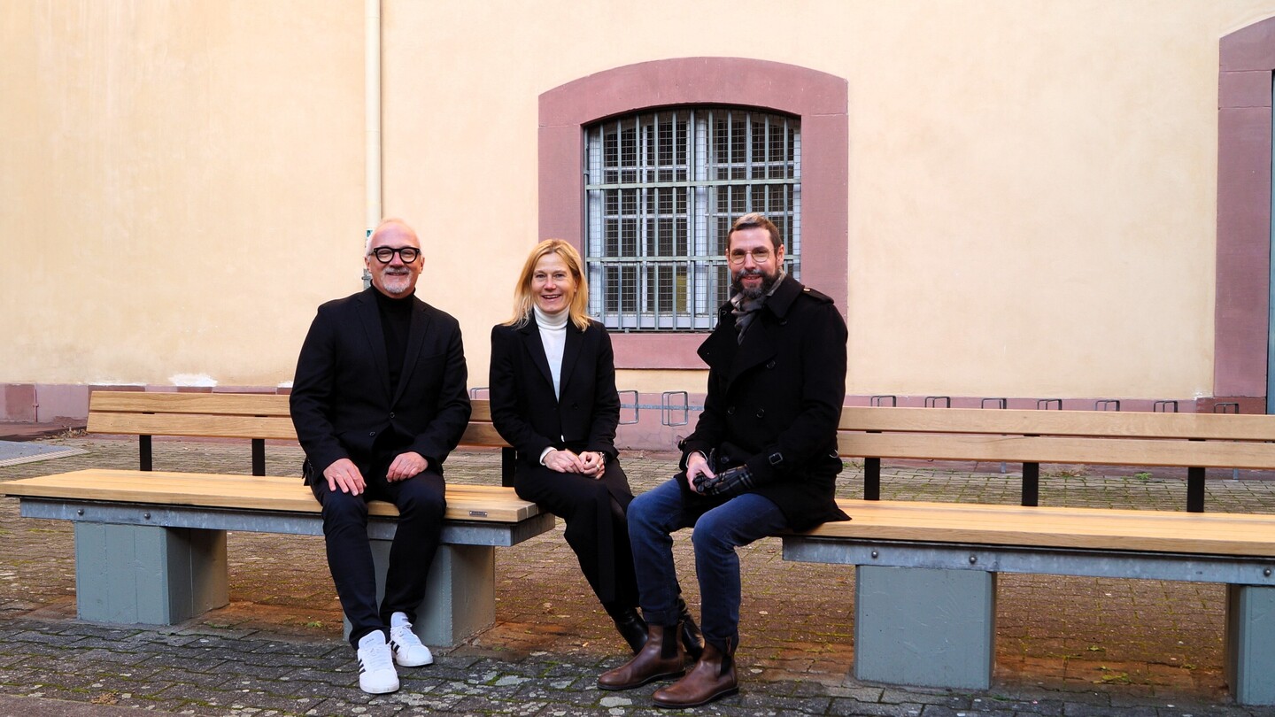 Spender Neue Bänke im Schneckenhof