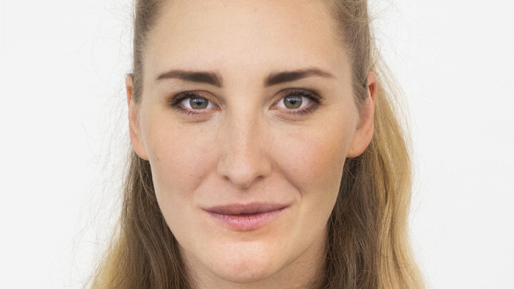 Gundula Glowka hat lange blonde Haare. Sie trägt ein dunkles Oberteil und lächelt in die Kamera.