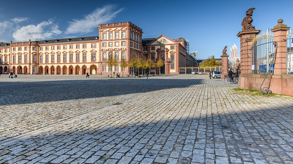 Mannheimer Schloß bei blauem Himmel