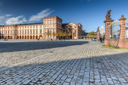Mannheimer Schloß bei blauem Himmel