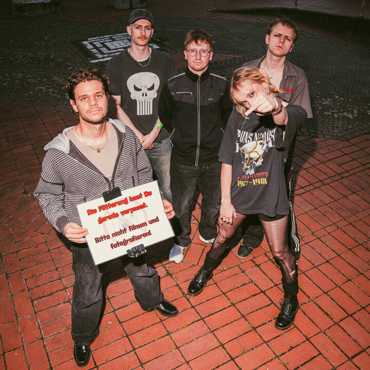 Die Band CLARSTEN steht nebeneinander und posiert für ein Foto.