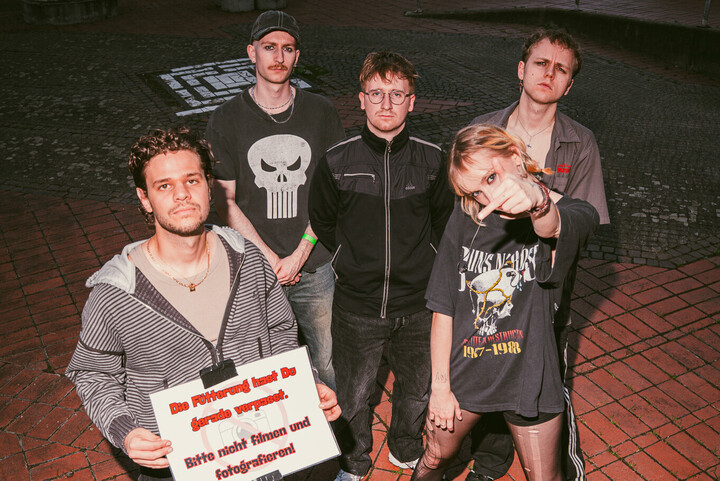Die Band CLARSTEN steht nebeneinander und posiert für ein Foto.