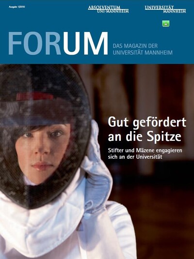 Das Cover des Magazins der Universität Mannheim. Eine Frau trägt einen weißen Fechtanzug und einen Helm.