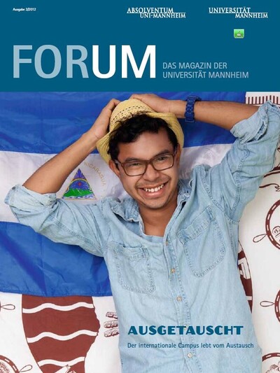 Das Cover des Magazins der Universität Mannheim. Ein junger Mann mit einem Strohhut auf dem Kopf liegt auf einer Flagge Nicaraguas.