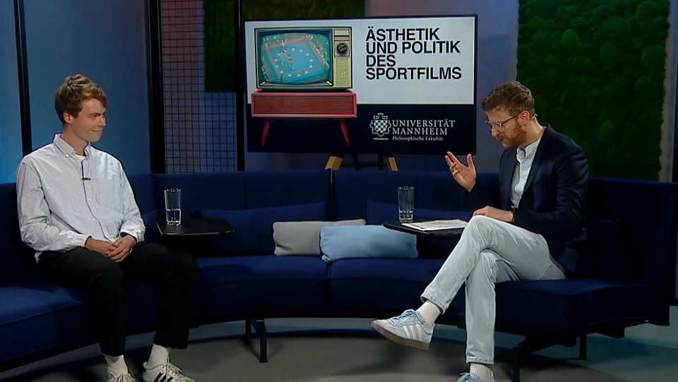 Screenshot von Julian Sieler im Fernsehstudio