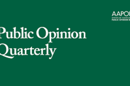Logo von Public Opinion Quarterly. Weiße Schrift auf grünem Hintergrund