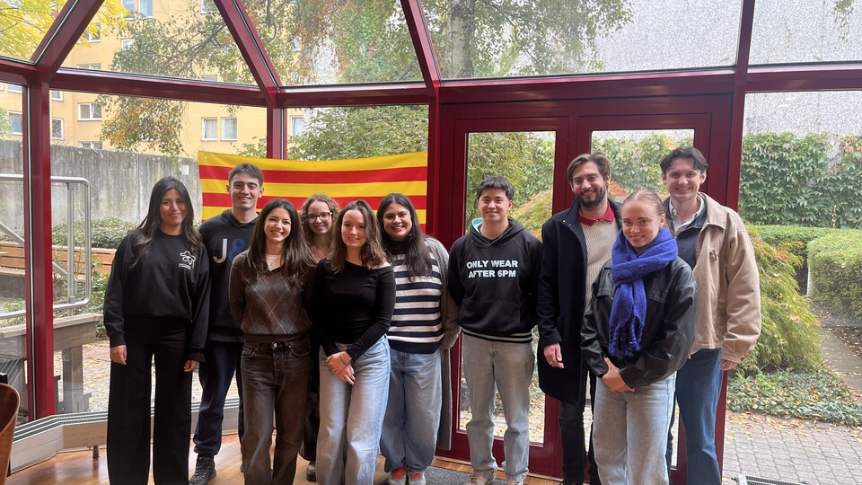 Studierende des PS Landeskunde beim Paella-Workshop