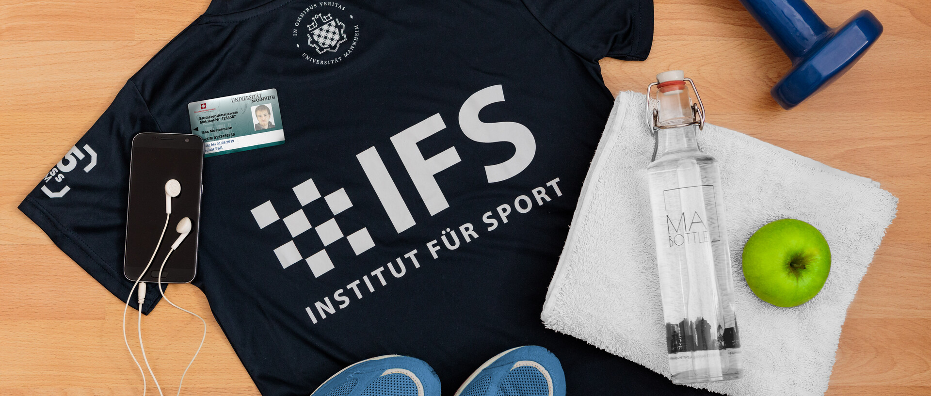 Stilleben mit verschiedenenSportartikeln: Trikot, Wasserflasche, Sportschuhe