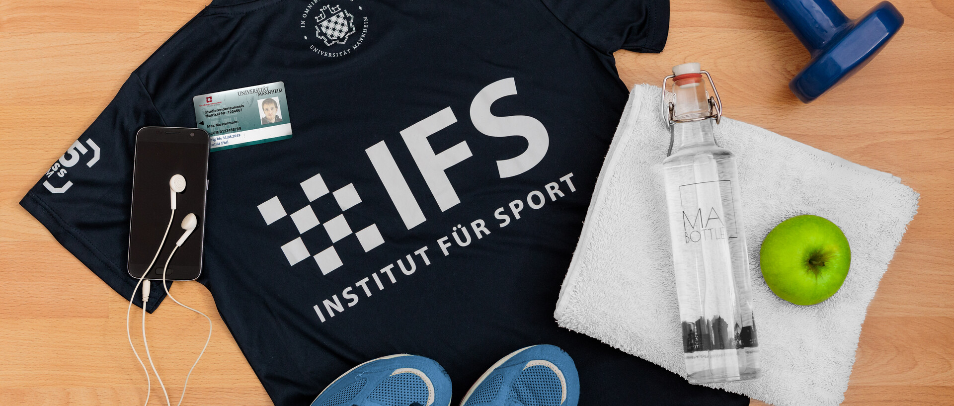 Stilleben mit verschiedenenSportartikeln: Trikot, Wasserflasche, Sportschuhe
