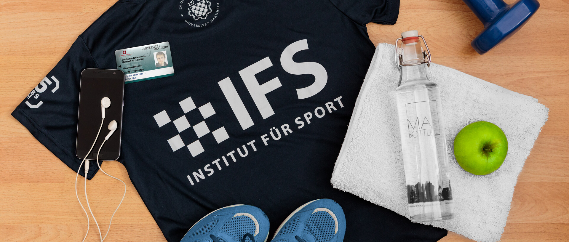 Stilleben mit verschiedenenSportartikeln: Trikot, Wasserflasche, Sportschuhe
