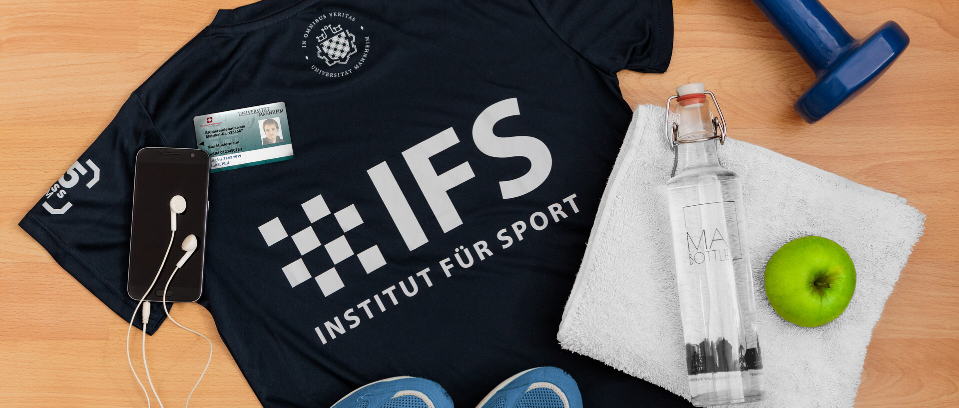 Stilleben mit verschiedenenSportartikeln: Trikot, Wasserflasche, Sportschuhe