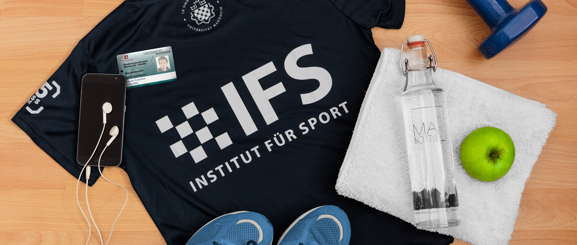 Stilleben mit verschiedenenSportartikeln: Trikot, Wasserflasche, Sportschuhe