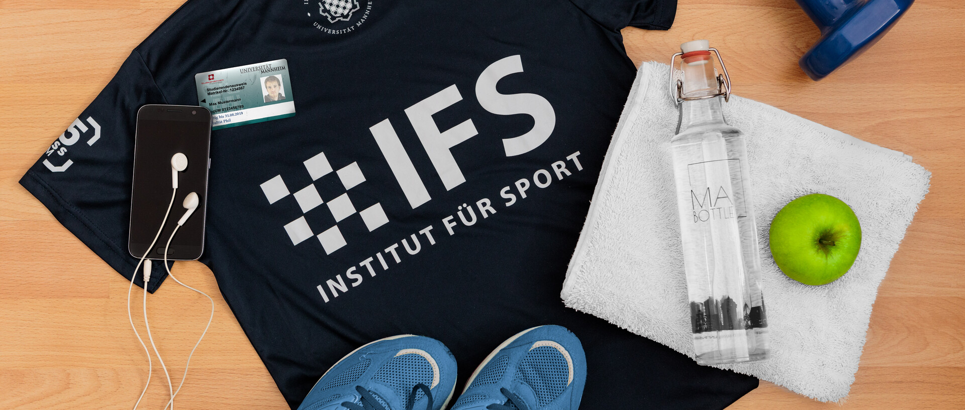 Stilleben mit verschiedenenSportartikeln: Trikot, Wasserflasche, Sportschuhe