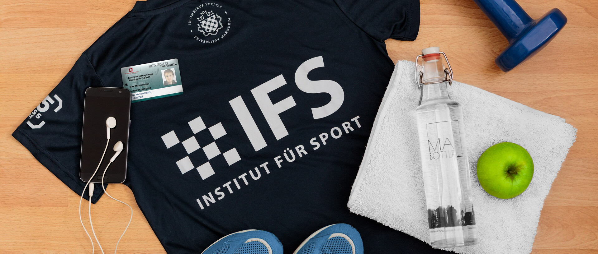 Stilleben mit verschiedenenSportartikeln: Trikot, Wasserflasche, Sportschuhe