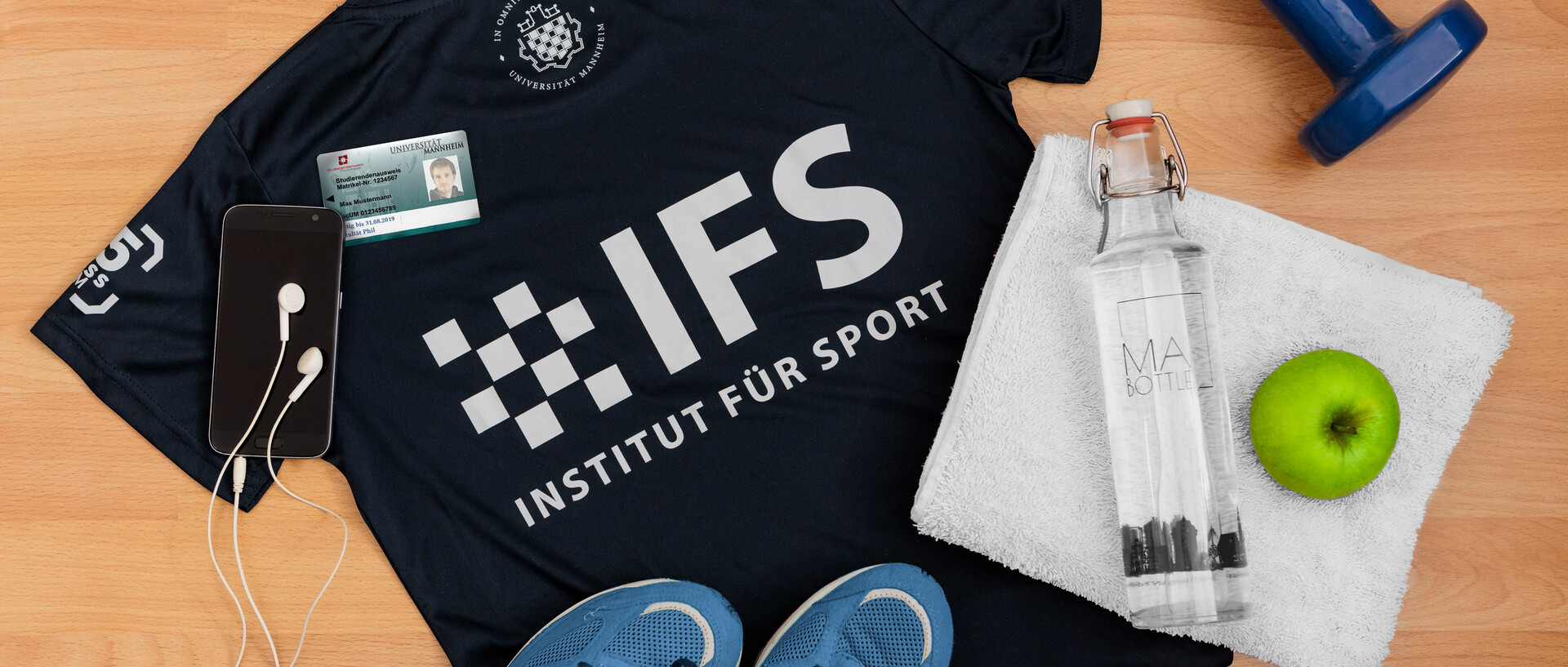 Stilleben mit verschiedenenSportartikeln: Trikot, Wasserflasche, Sportschuhe