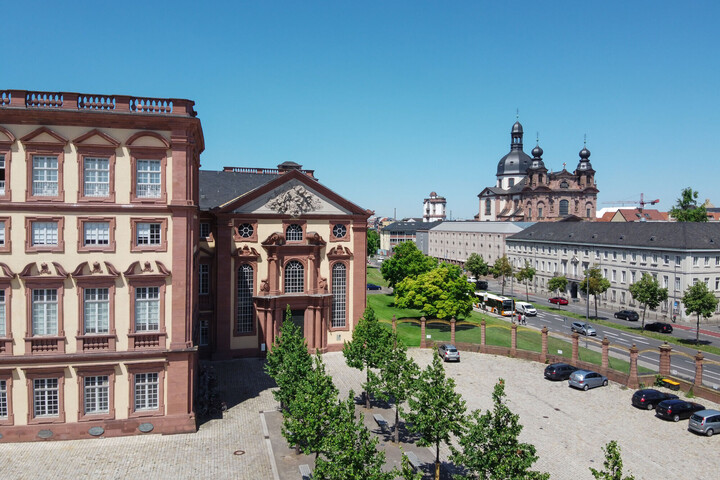 Schloss und Ehrenhof an einem sonnigen Tag.