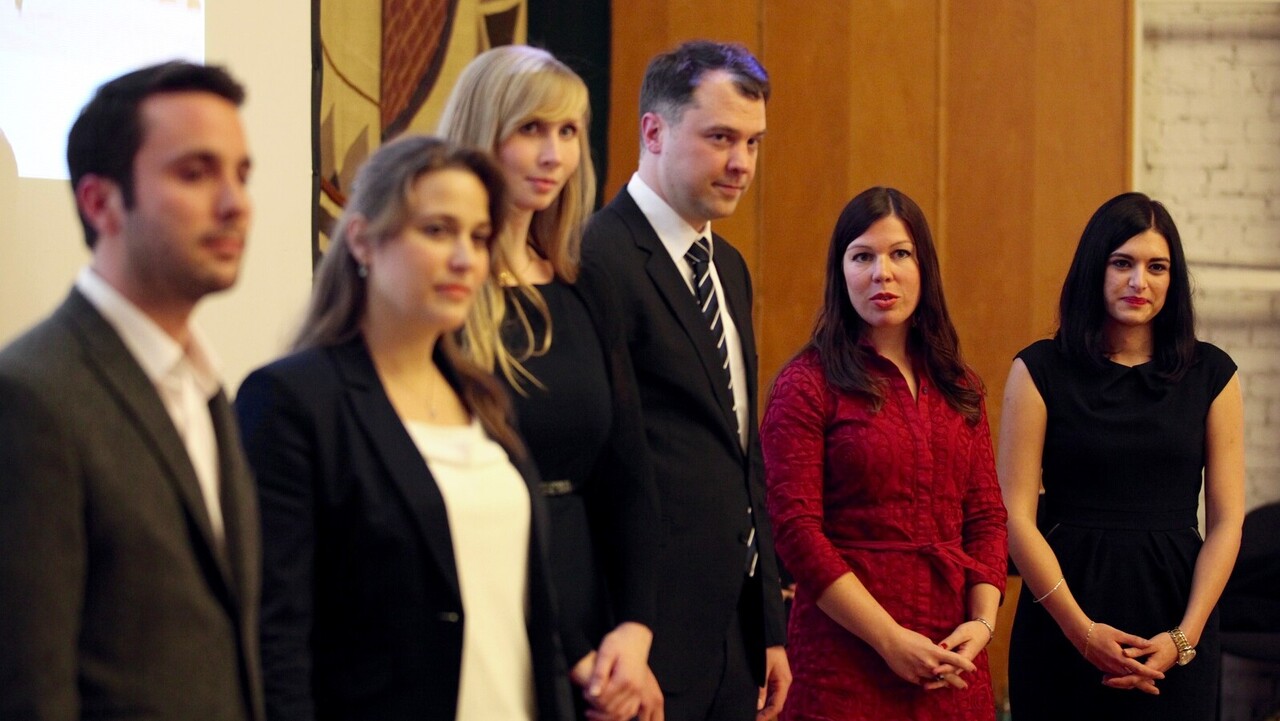 Sechs Preisträger*innen der Stiftung Kommunikations- und Medienwissenschaften stehen in einer Reihe