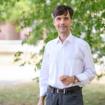  Prof. Dr. Georg W. Alpers trägt ein weißes Hemd und lächelt freundlich.