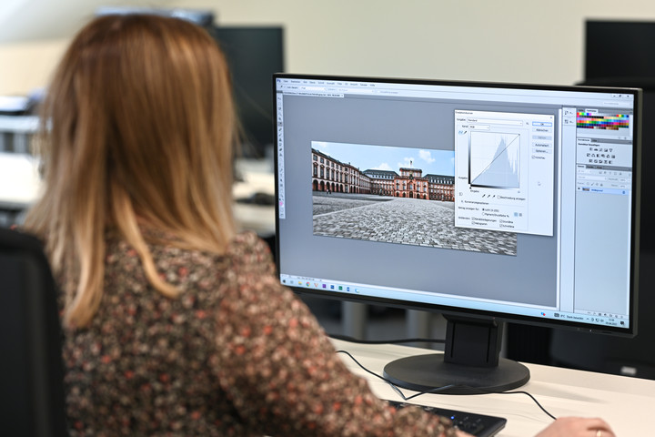 Eine Studentin bearbeitet ein Foto in Adobe Photoshop.