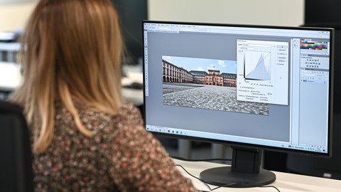 Eine Studentin bearbeitet ein Foto in Adobe Photoshop.