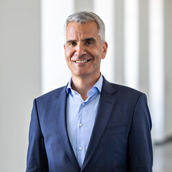 Porträtbild von Prof. Dr. Thomas Fetzer. Er trägt einen Anzug.