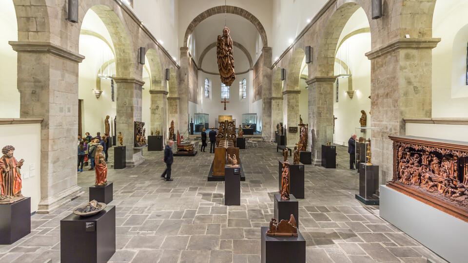 Zu Museum umfunktioniertes romanisches Kirchenschiff mit religiösen Objekten