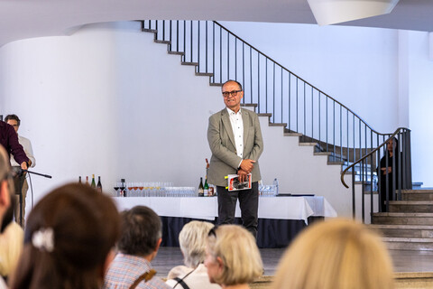 Gäste bei einer Vernissage