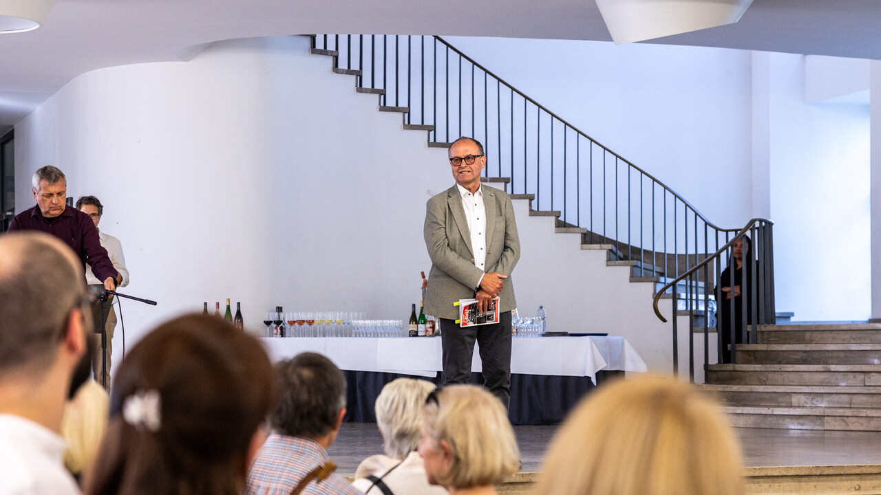 Gäste bei einer Vernissage