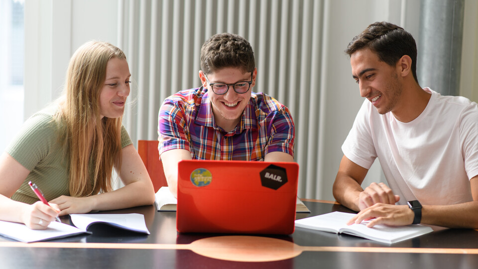 Lerngruppe in der A3-Bibliothek
