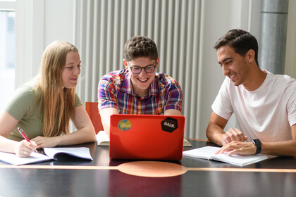 Lerngruppe in der A3-Bibliothek