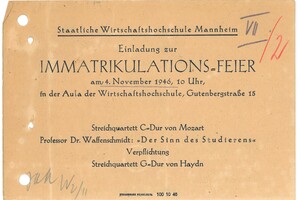 Eine historische Einladungskarte zur Immatrikulationsfeier am 4. November 1946 mit musikalischer Untermalung. Das Papier ist vergilbt und an der linken Seite gelocht.