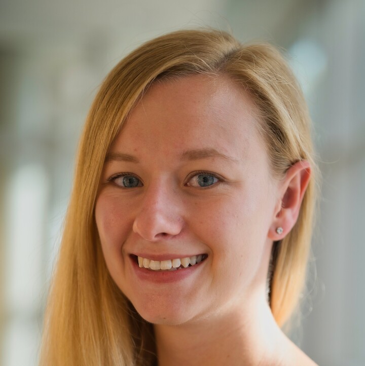 Porträtbild von Svea Holtmann. Sie hat lange blonde Haare.